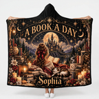 Mockup nữ dang rộng chăn với tên Sophia ở phía dưới
